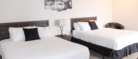 Habitación doble estándar, 2 camas Queen size, refrigerador y microondas, vista a la marina | Ropa de cama