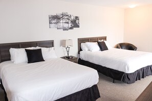 Dobbeltrom – standard, 2 queensize-senger, kjøleskap og mikrobølgeovn, utsikt mot marina | Sengetøy