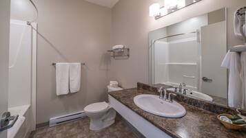 Suihkun ja ammeen yhdistelmä, ilmaiset hygieniatuotteet, pyyhkeet