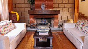 Una sala de estar con dos sofás, una chimenea y una mesa de centro.