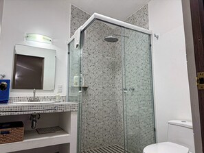 Habitación triple | 9 makuuhuonetta, ylelliset vuodevaatteet, tallelokero huoneessa