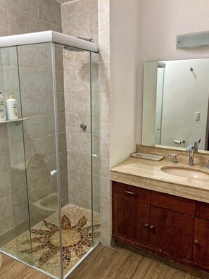 Habitación Estándar con baño compartido - 2 camas | Phòng tắm | Buồng tắm vòi sen, đồ dùng nhà tắm miễn phí, máy sấy tóc, khăn tắm 