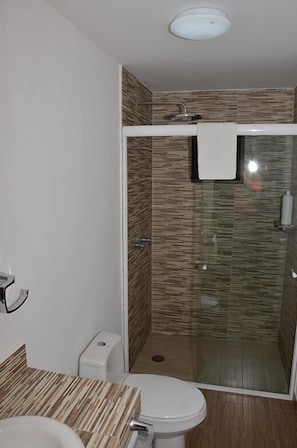 Chuveiro, produtos de toalete grƔtis, secador de cabelo