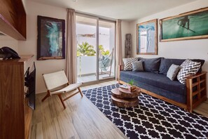 奢华公寓 | 起居区 | 50-英寸纯平电视（配备有线频道）、电视、iPod 基座