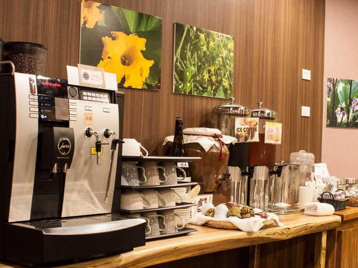 Ein Kaffee-Bereich mit Kaffeemaschine, Milchschaum-Station und verschiedenen Kaffeekannen.