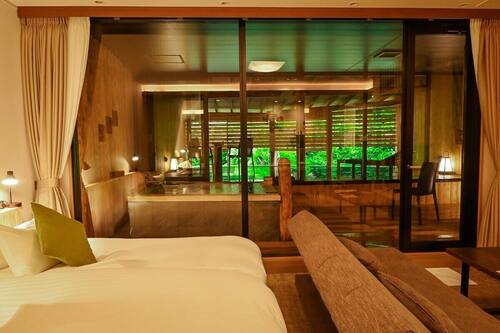 Room 11 Suite with Hot Spring Bath | Caja fuerte, cortinas opacas, tabla de planchar con plancha