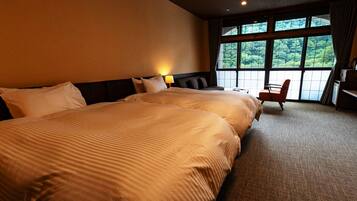 Twin Room with Shower Non Smoking | In-room safe, blackout drapes, iron/ironing board, free WiFi