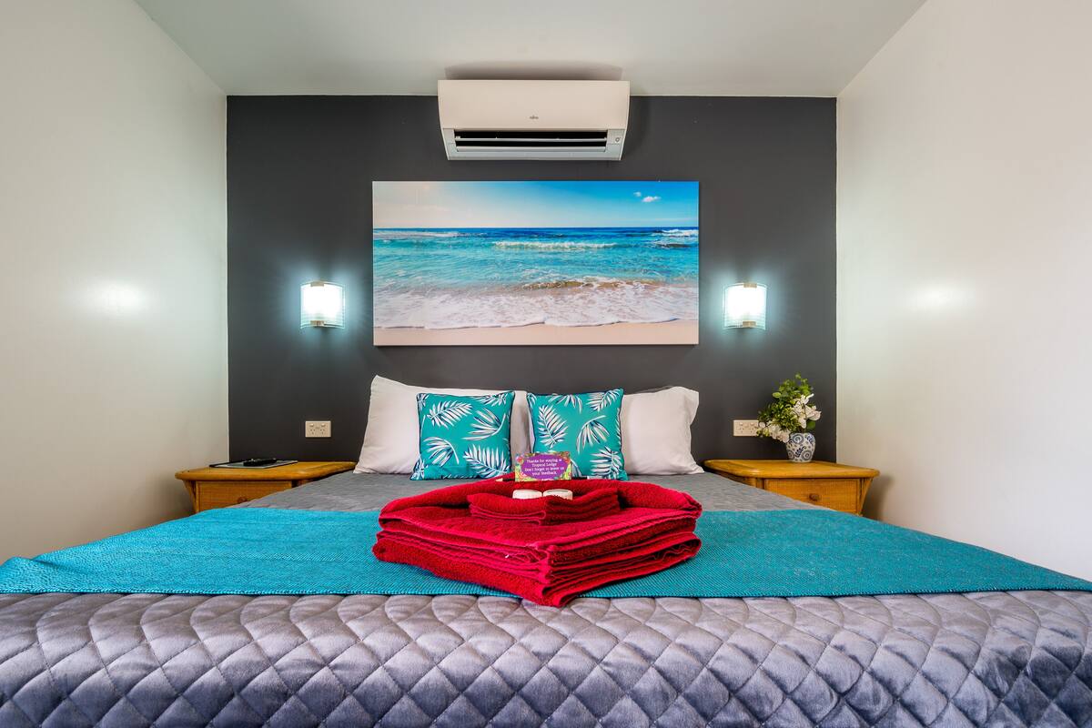 Minibar, sistema de insonorización, wifi gratis y ropa de cama