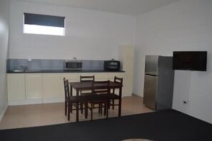 Estudio estándar | Cocina básica privada | Frigorífico grande, microondas, placa de cocina y hervidor eléctrico