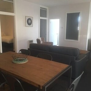 2 Bedroom Apartment  | In-room dining - Penguin Seaside Motel (Penguin)