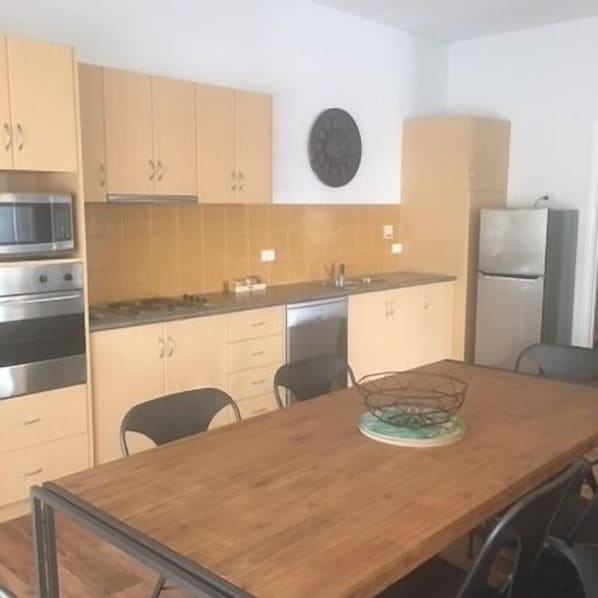 Apartment, 2 Schlafzimmer | Essbereich im Zimmer