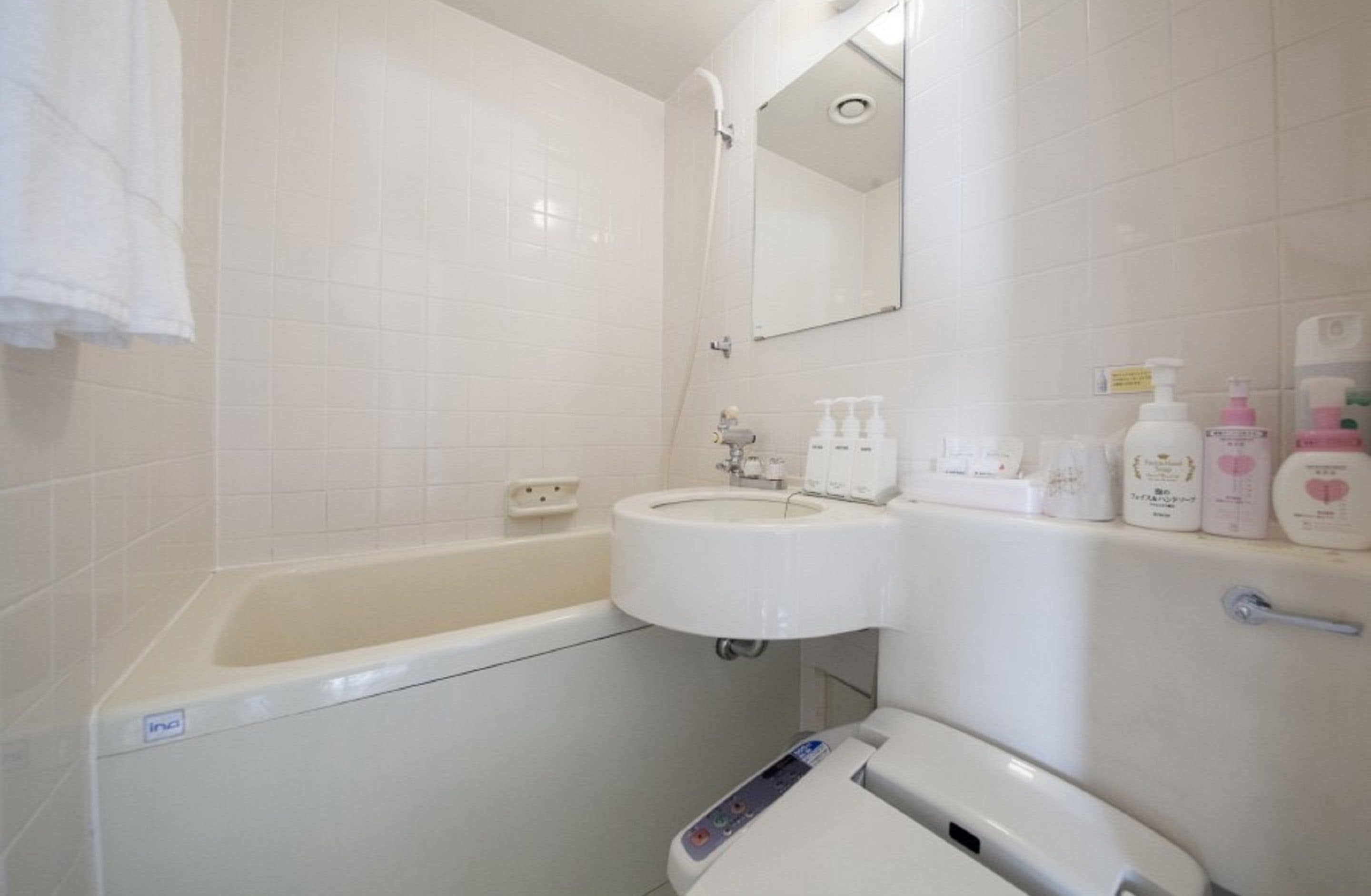 combined shower/bathtub, free toiletries, slippers, electronic bidet