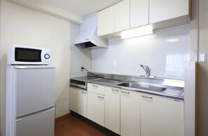 Pent house for families use(W/Washing Machine) | Private kitchenette | Fridge - Shinjuku Urban Hotel (Tokyo)