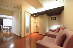 مكتب ومساحة عمل للكمبيوتر المحمول وستائر تعتيم ومكواة/لوح كي