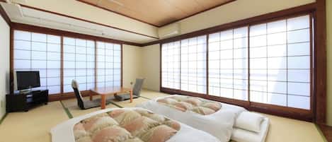 A large room for families use (W/Washing Machine) | Desk, laptop workspace, blackout drapes, iron/ironing board