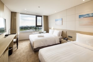 Premium bedding, in-room safe, free WiFi, bed sheets - Hotel The Born Jeju (Seogwipo)
