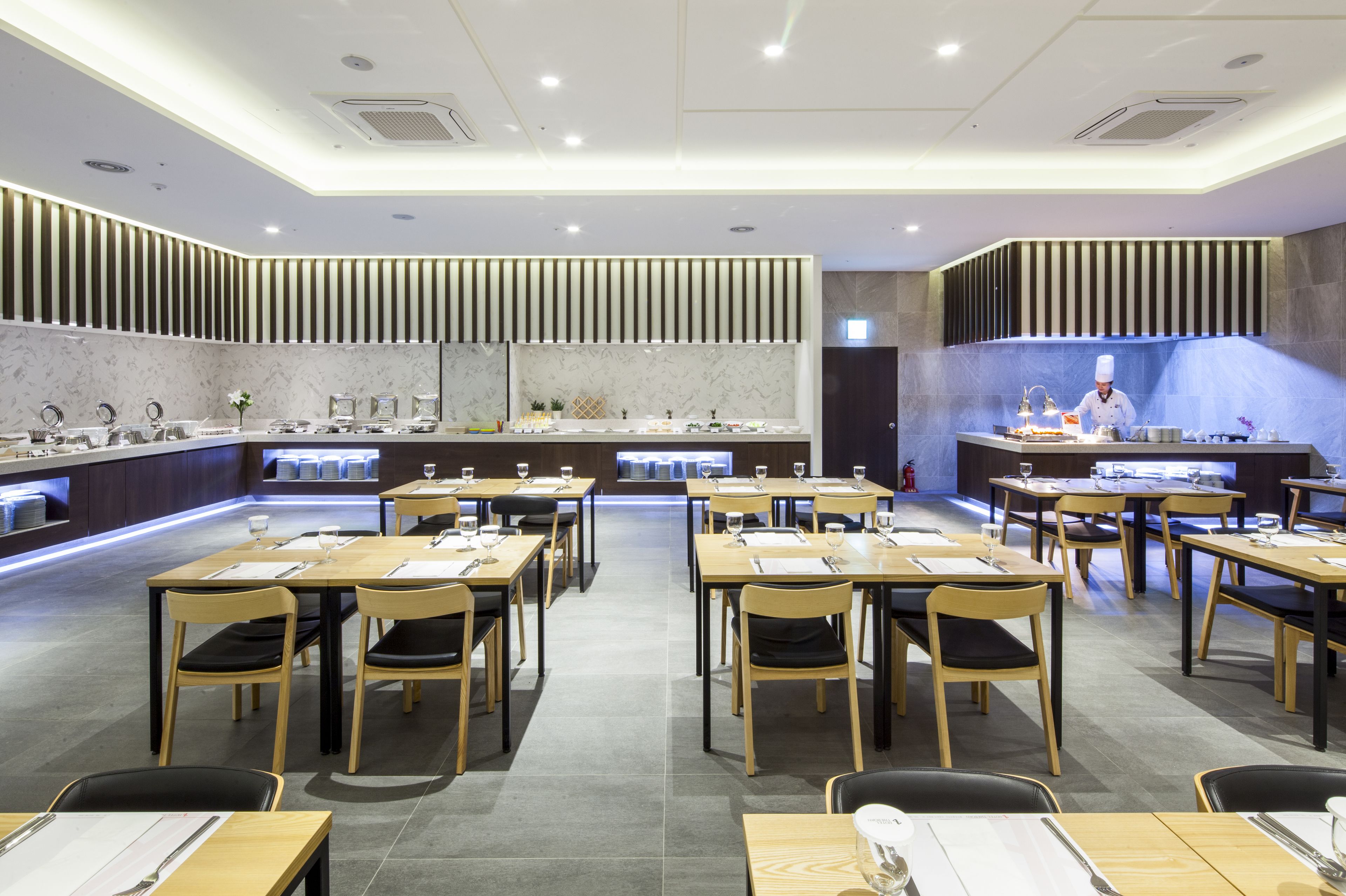 Daily buffet breakfast (KRW 12000 per person)