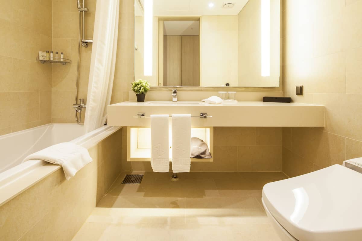 combined shower/bathtub, deep-soaking bathtub, free toiletries