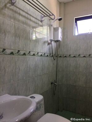 Triple Room, Private Bathroom | Bathroom | Free toiletries, slippers, towels - Ricardo Valley Inn (Coron)