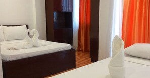 Desk, free WiFi - Ricardo Valley Inn (Coron)