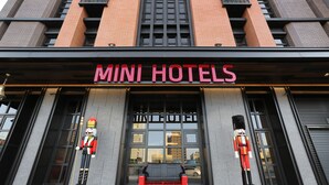 Bygningens facade med et skilt der viser 
