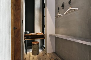 Standard Quadruple Room | Living area