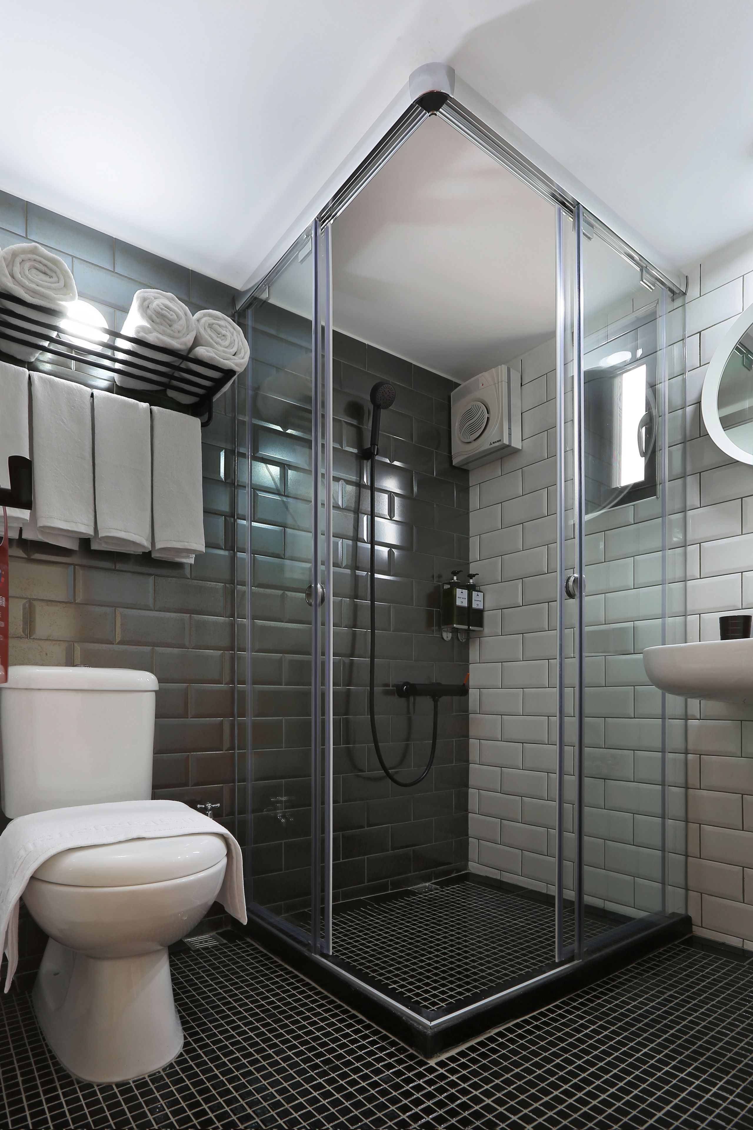 standard quadruple room | bathroom | shower, free toiletries, hair dryer, towels