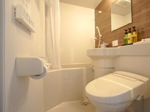Kombinasi shower/bathtub, bathtub besar,  dan perlengkapan mandi gratis