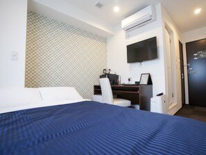 Escritorio, tabla de planchar con plancha, wifi gratis y ropa de cama 