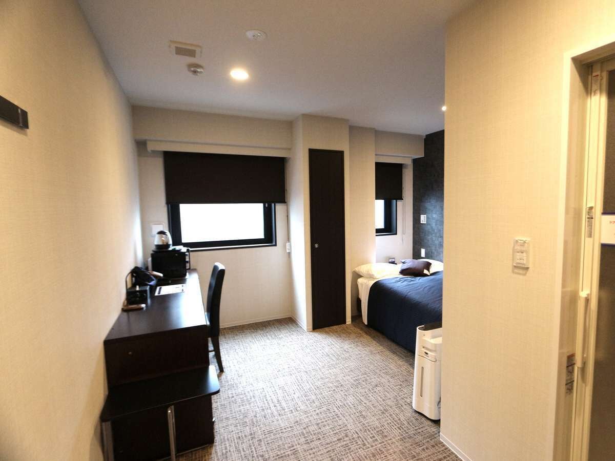 Een bureau, een strijkplank/strijkijzer, gratis wifi, beddengoed