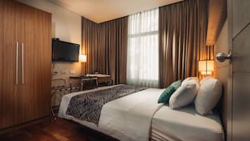 Deluxe Studio, 1 Queen Bed, Kitchenette | Minibar, in-room safe, desk, free cribs/infant beds