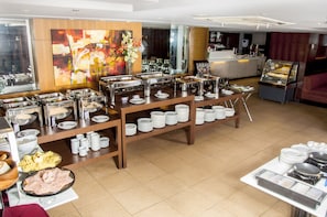 Ein reichhaltiges Buffet mit verschiedenen Speiseausgaben und einer Theke.