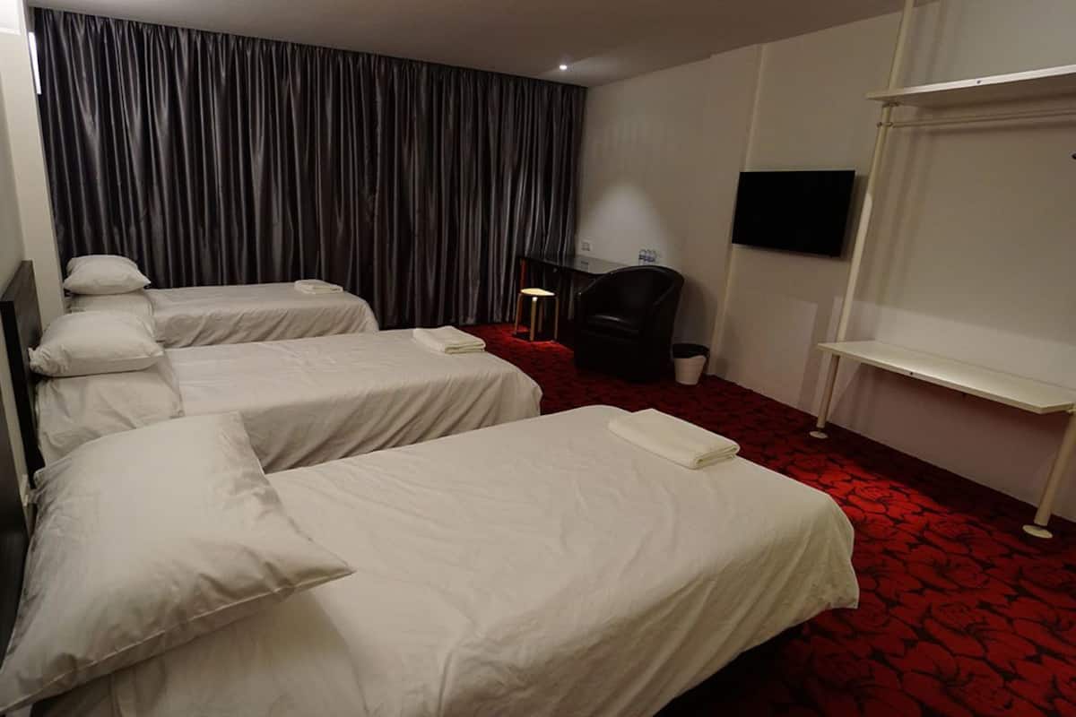 Triple Suite | Desk, free WiFi