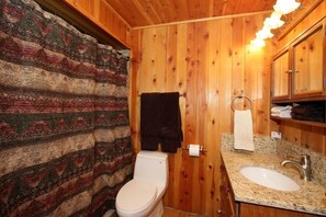 Log Cabin on the Stream | Bathroom | Combined shower/tub, free toiletries, hair dryer, towels