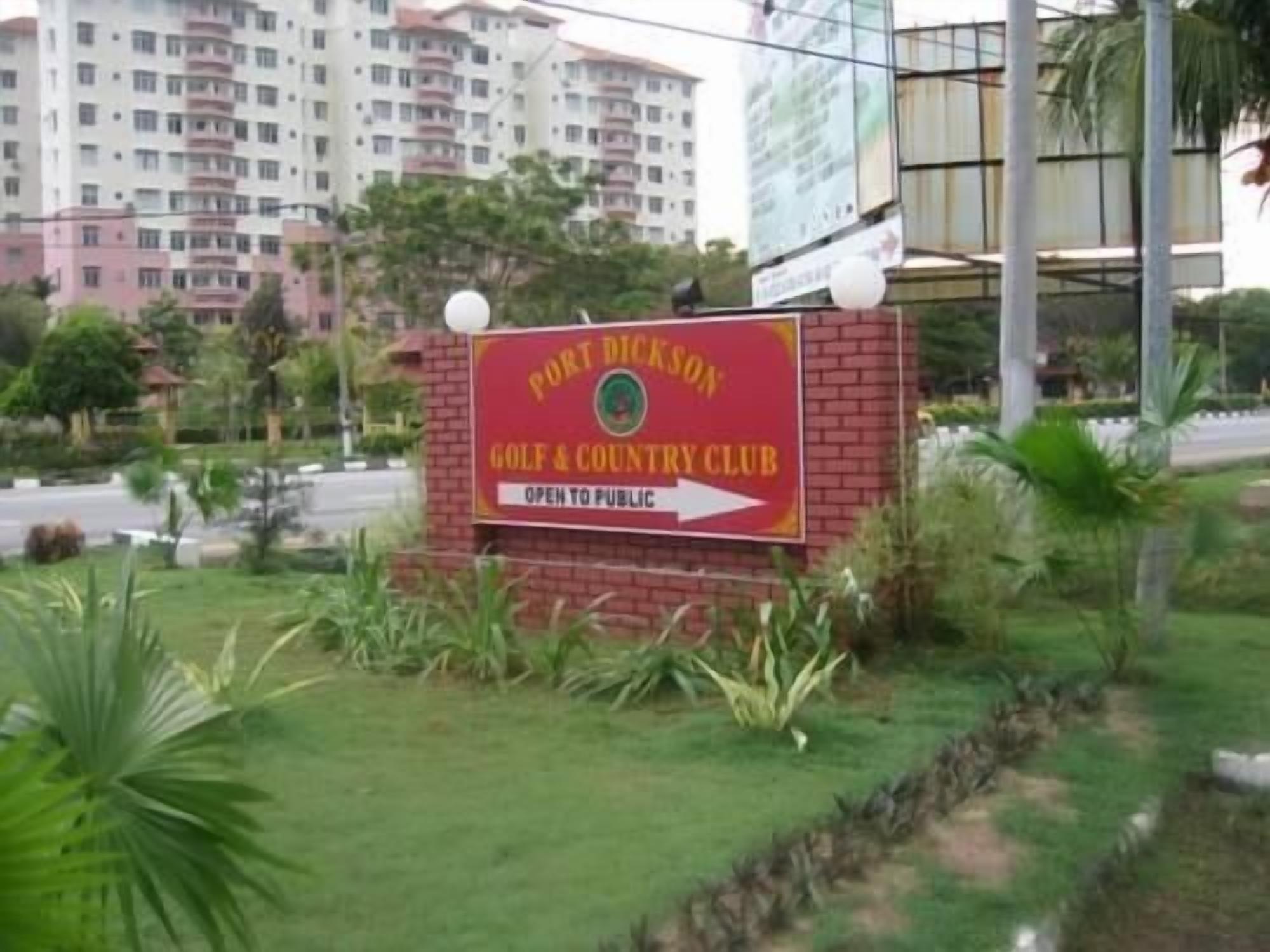 A sign for Port Dickson Golf & Country Club with an arrow pointing to the right.