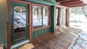 Treehouse by the Stream | Terrace/patio