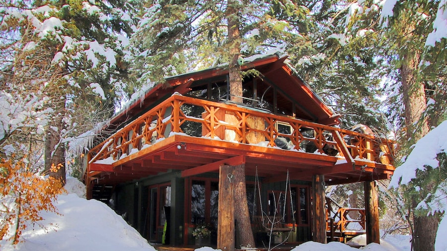 Treehouse by the Stream