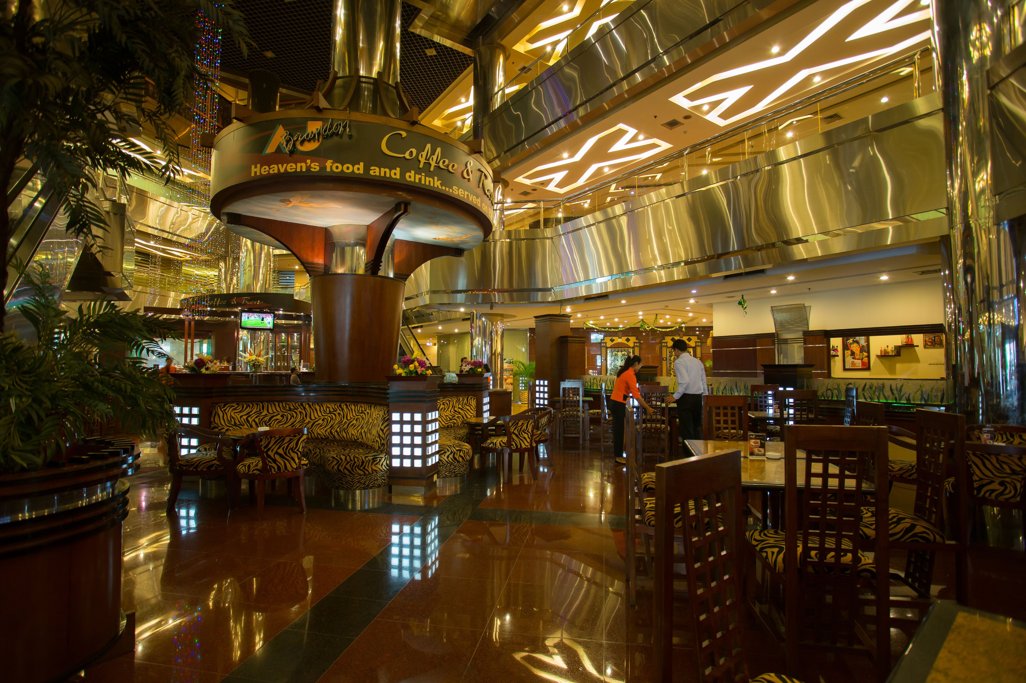 4 间餐厅，供应早餐、午餐和晚餐，国际美食