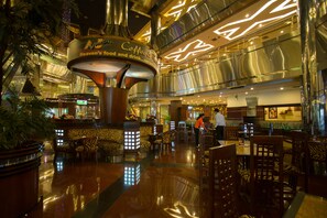 4 restaurants, serveren ontbijt, lunch, diner, internationale gerechten