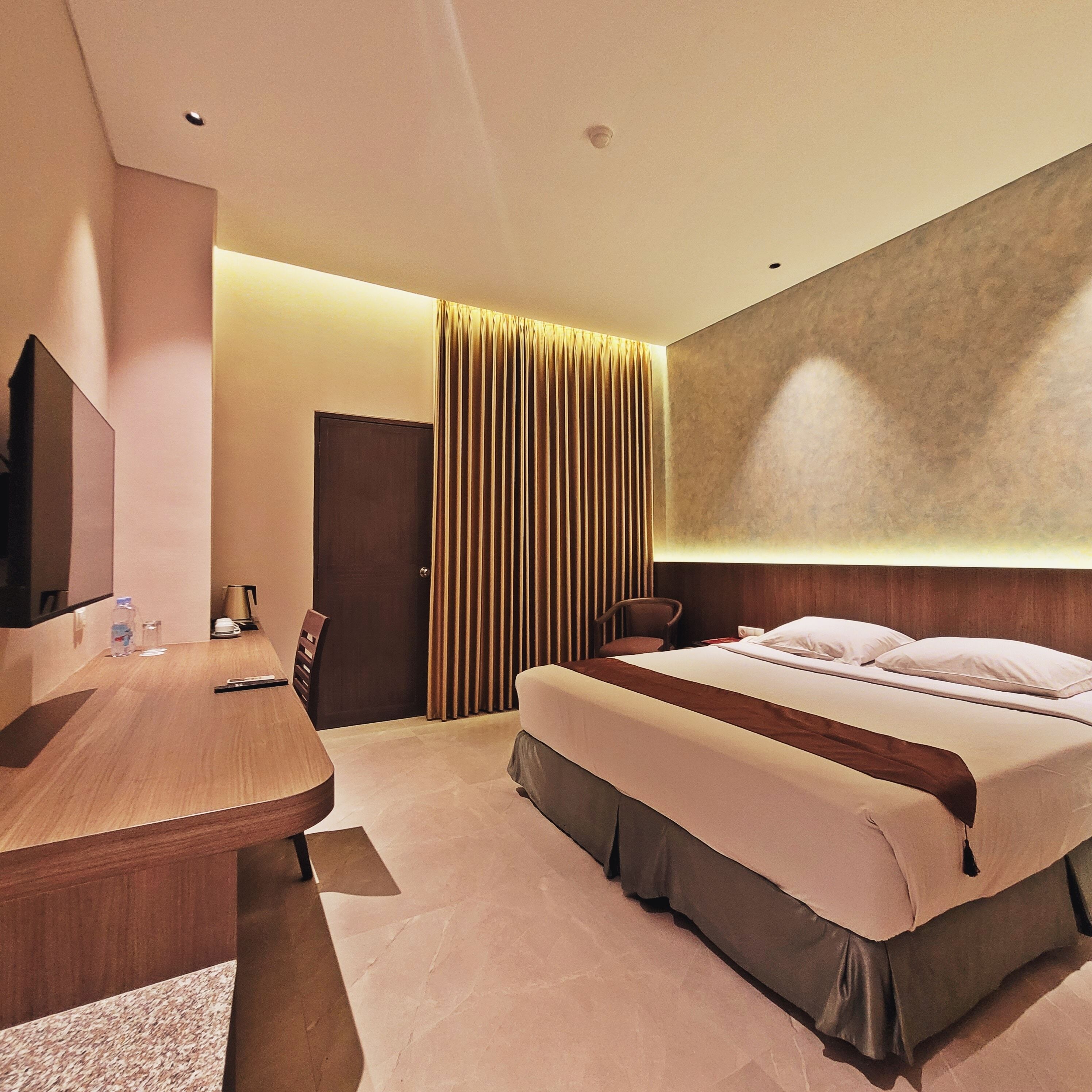 Minibar, in-room safe, desk, laptop workspace