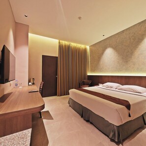 Minibar, in-room safe, desk, laptop workspace - Classic Hotel (Jakarta)