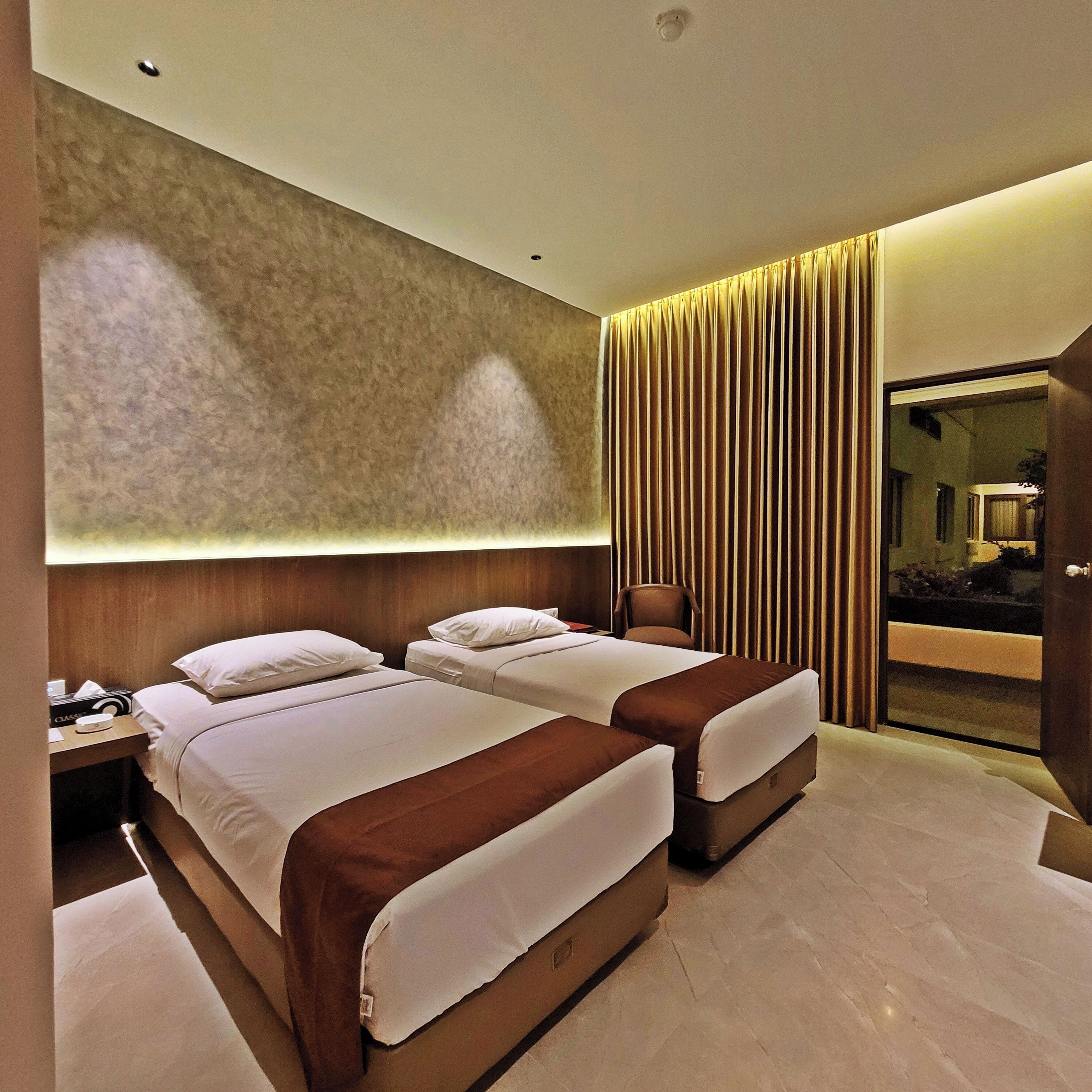 Minibar, in-room safe, desk, laptop workspace