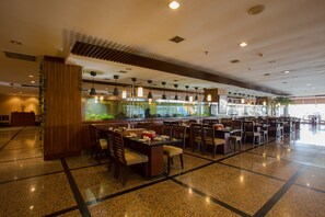 4 restaurantes; se sirven desayunos, almuerzos y cocina internacional