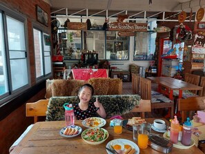 Se ofrece un desayuno continental (80 THB por persona)