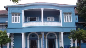 Un edificio de dos pisos con un balcón, columnas y un letrero que dice "BRIDGE".