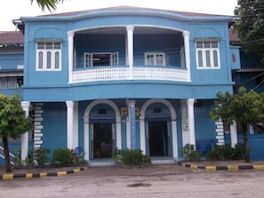 Vista frontal de la propiedad