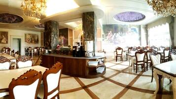 Desayuno continental diario (TWD 200 por persona)