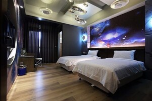 Quarto duplo standard, sacada | Wi-Fi de cortesia, roupa de cama