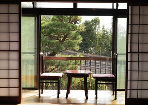 Habitación tradicional (Japanese Style with Beds + Tatami) | Balcón