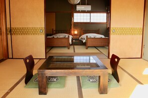 트래디셔널룸 (Japanese Style with Beds + Tatami) | 무료 WiFi, 침대 시트
